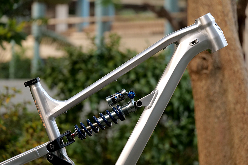 Rangka Sepeda Soft Tail dari A - Mountain Biking Uk ulasan dan harga